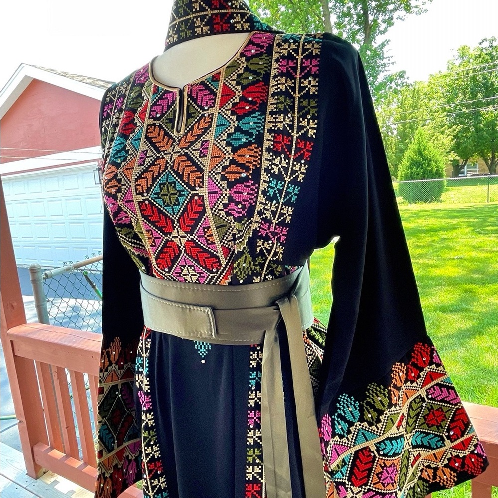 Veins Embroidered Simple Thoub Elegance Meets Versatility